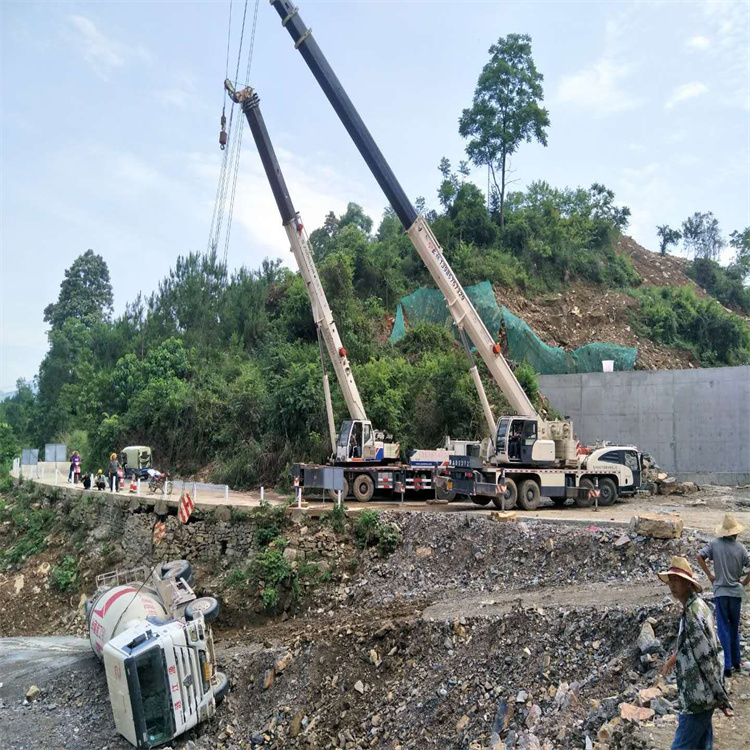 永发镇汽车掉沟里叫吊车救援要多少钱